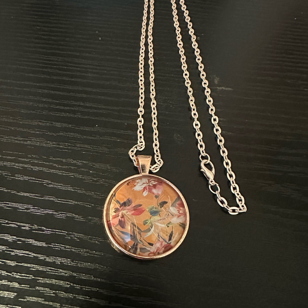 Elegant Floral Pendant Necklace in Rose Gold